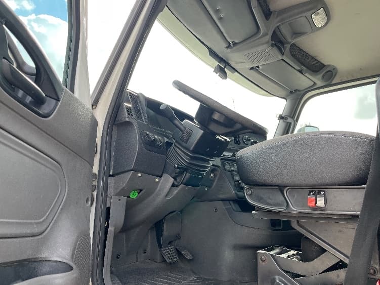 2018 International LT in Tampa, FL — photo 9