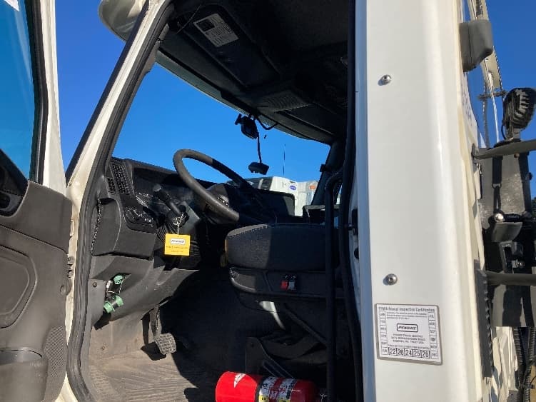2018 International LT in Saginaw, MI — photo 9
