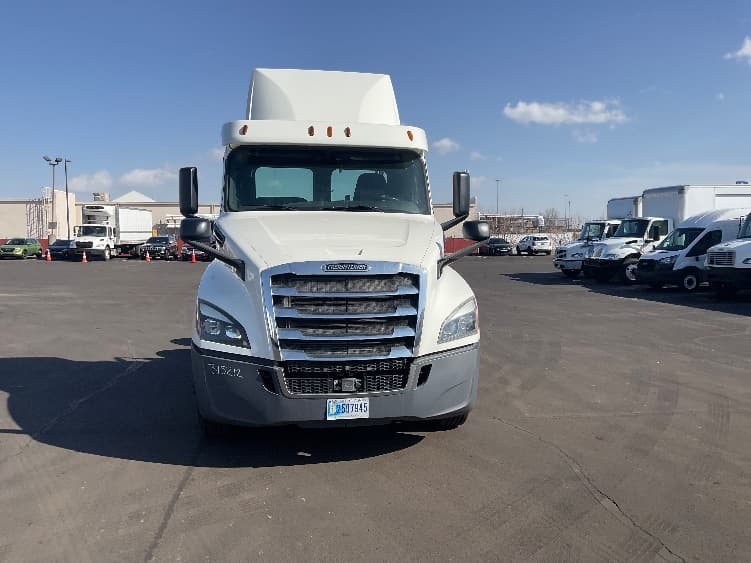 2018 Freightliner Cascadia in Indianapolis, IN — photo 2