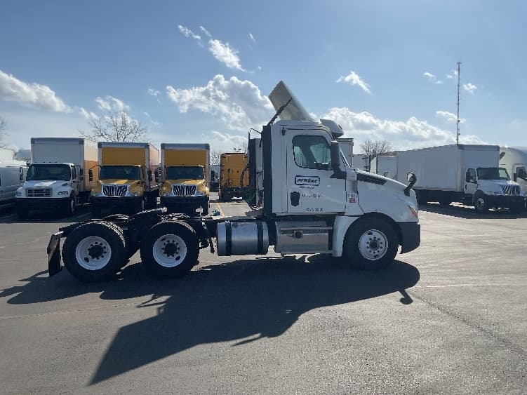 2018 Freightliner Cascadia in Indianapolis, IN — photo 8