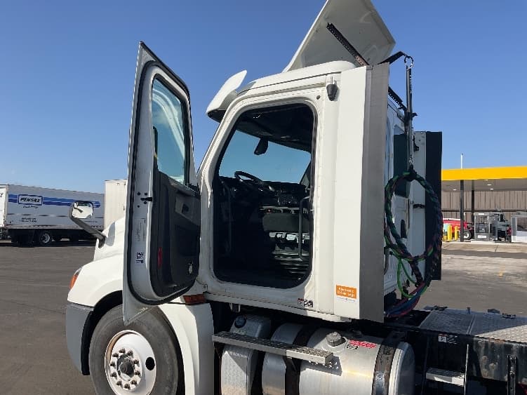 2018 Freightliner Cascadia in Indianapolis, IN — photo 9