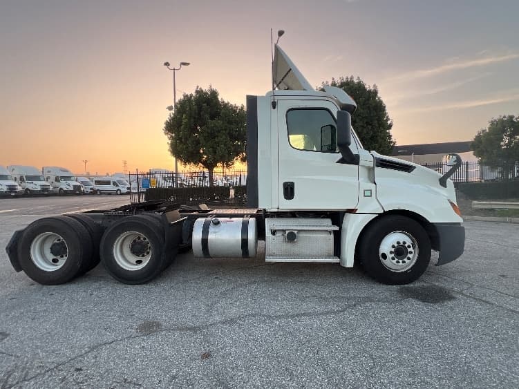 2018 Freightliner Cascadia in Torrance, CA — photo 8