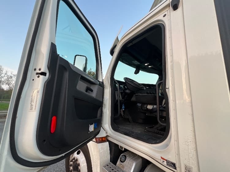 2018 Freightliner Cascadia in Torrance, CA — photo 9
