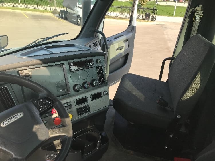 2018 Freightliner Cascadia in Kansas City, MO — photo 10