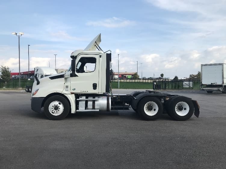 2018 Freightliner Cascadia in Kansas City, MO — photo 4