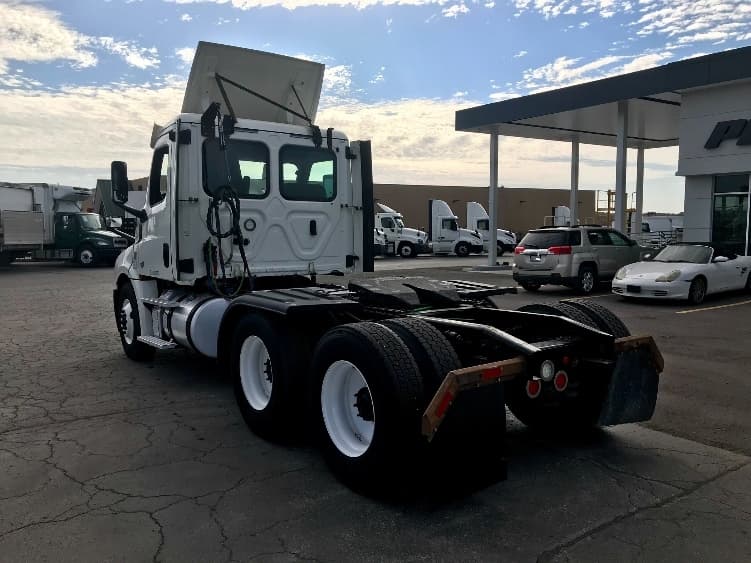 2018 Freightliner Cascadia in Kansas City, MO — photo 5