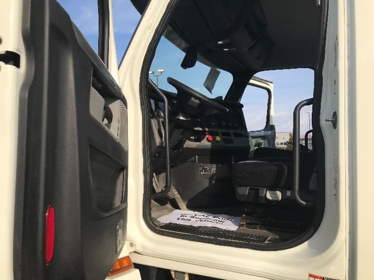 2018 Freightliner Cascadia in Kansas City, MO — photo 9