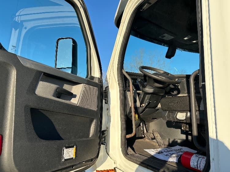 2018 Freightliner Cascadia in La Porte, IN — photo 9