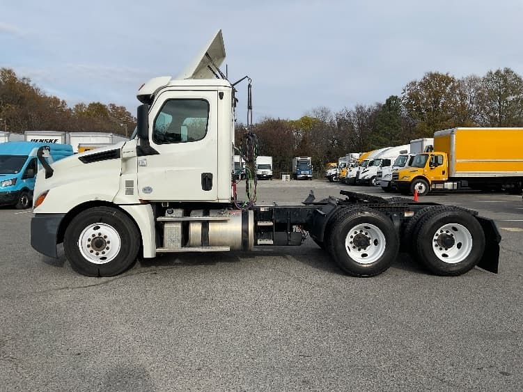 2018 Freightliner Cascadia in Richmond, VA — photo 4