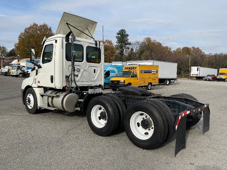 2018 Freightliner Cascadia in Richmond, VA — photo 5