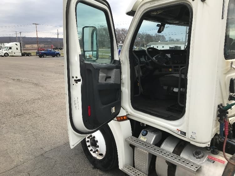 2018 Freightliner Cascadia in Fredonia, NY — photo 9