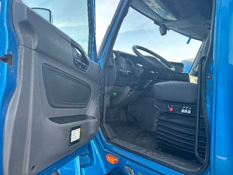 2021 International LT in El Paso, TX — photo 9