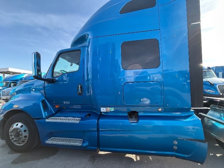 2021 International LT in El Paso, TX — photo 4