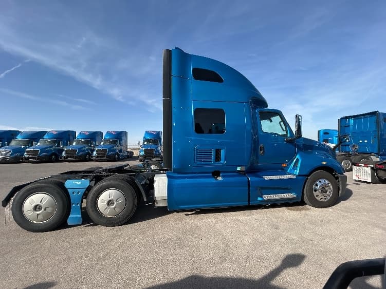 2021 International LT in El Paso, TX — photo 8