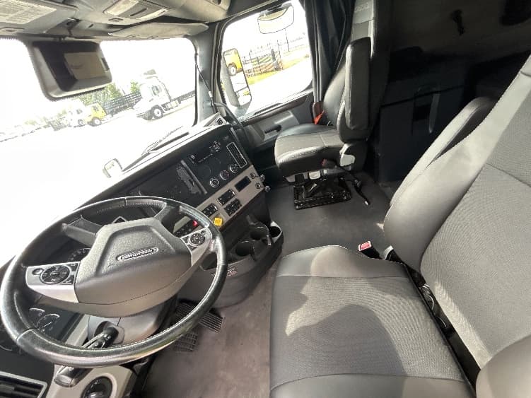 2021 Freightliner Cascadia in Arlington, TX — photo 10