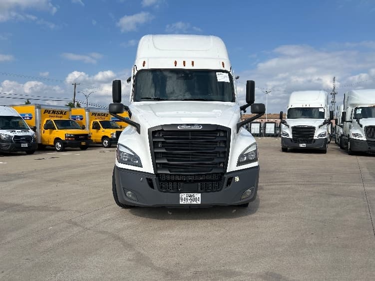 2021 Freightliner Cascadia in Arlington, TX — photo 2