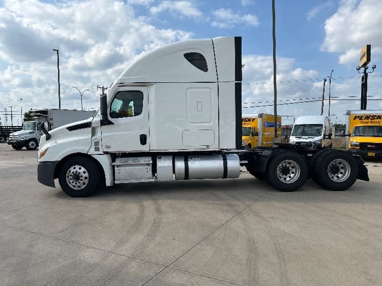 2021 Freightliner Cascadia in Arlington, TX — photo 4