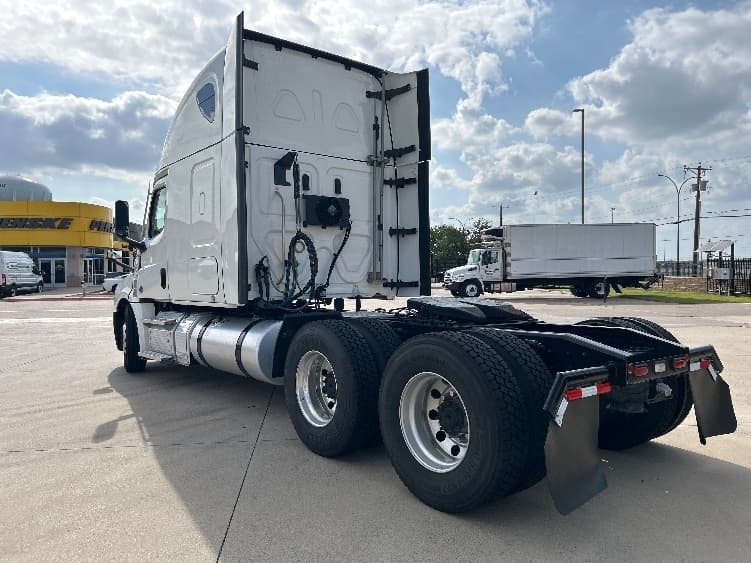 2021 Freightliner Cascadia in Arlington, TX — photo 5