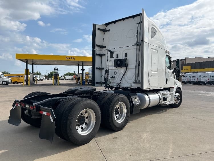 2021 Freightliner Cascadia in Arlington, TX — photo 7