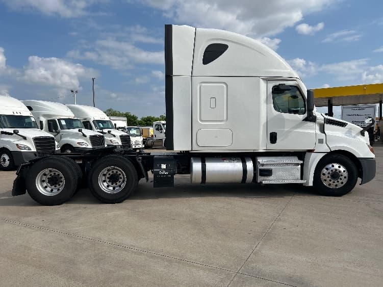 2021 Freightliner Cascadia in Arlington, TX — photo 8