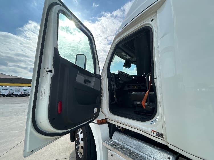 2021 Freightliner Cascadia in Arlington, TX — photo 9