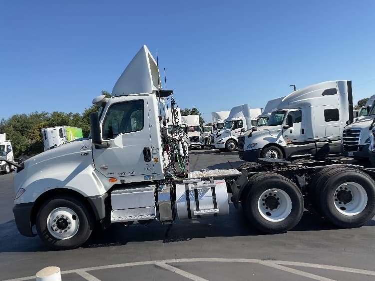 2019 International LT in Stockton, CA — photo 4