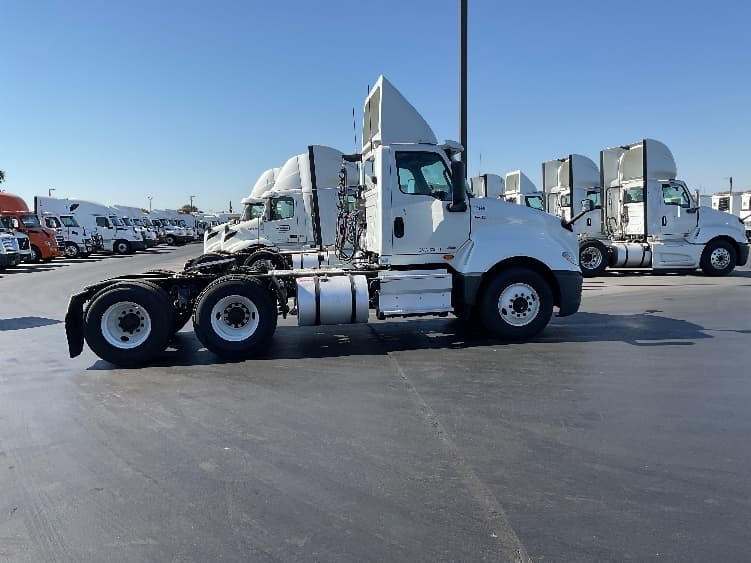 2019 International LT in Stockton, CA — photo 8