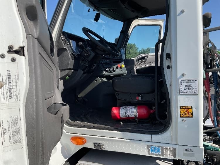 2019 International LT in Stockton, CA — photo 9