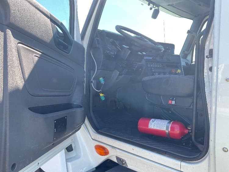 2019 International LT in Stockton, CA — photo 9
