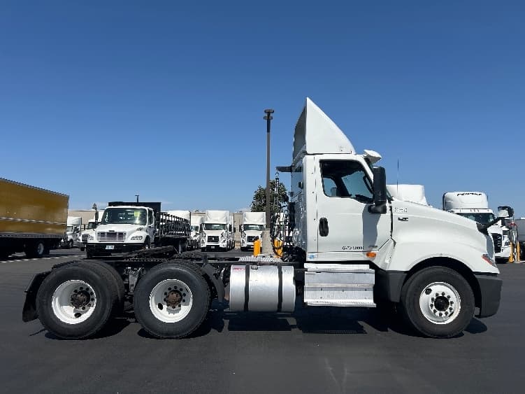 2019 International LT in Stockton, CA — photo 8