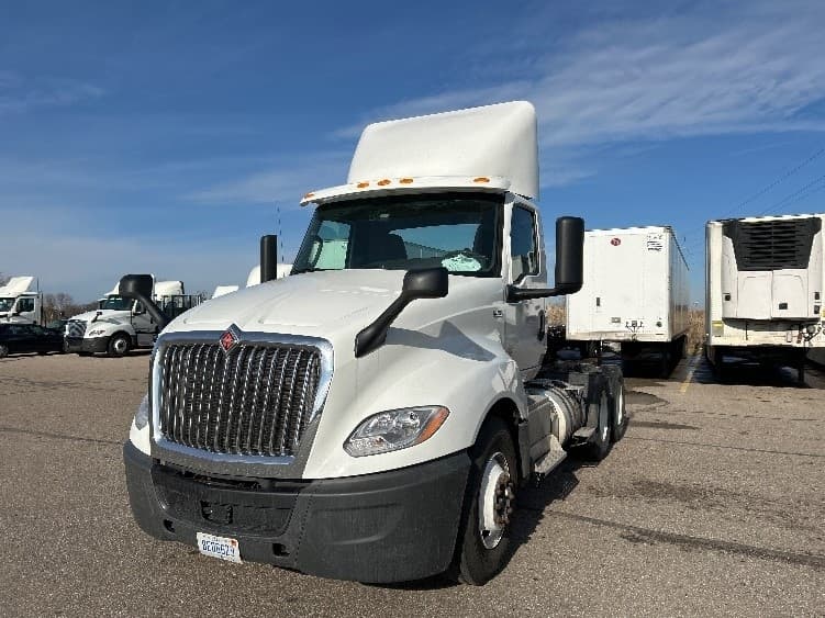 2019 International LT in Warren, MI — photo 3