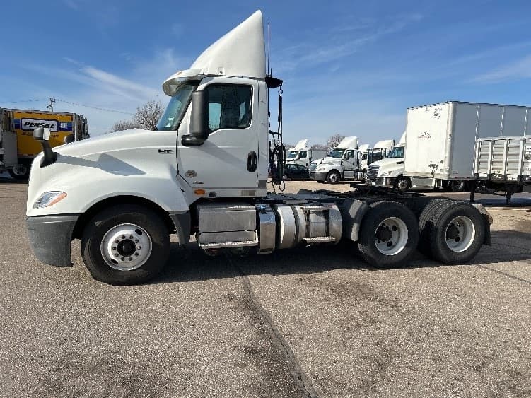 2019 International LT in Warren, MI — photo 4