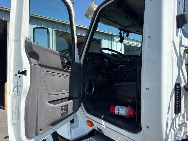 2019 International LT in West Sacramento, CA — photo 9