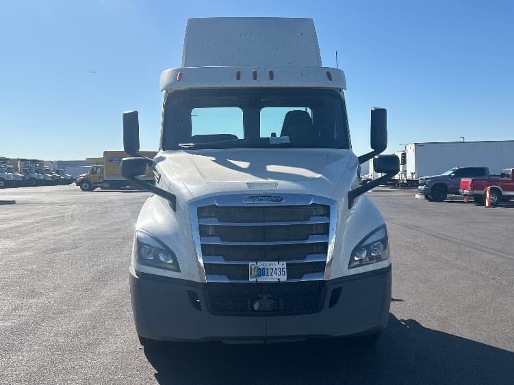 2019 Freightliner Cascadia in Torrance, CA — photo 2