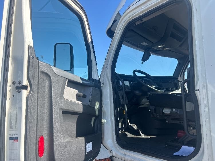 2019 Freightliner Cascadia in Torrance, CA — photo 9