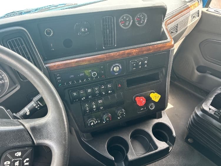 2021 International LT in El Paso, TX — photo 10
