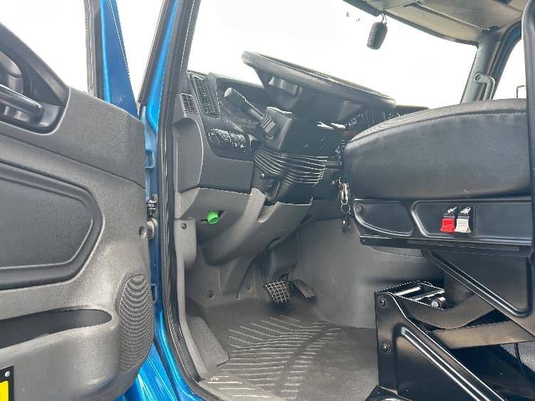 2021 International LT in El Paso, TX — photo 9