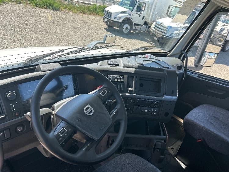 2019 Volvo VNL 300 in West Sacramento, CA — photo 10