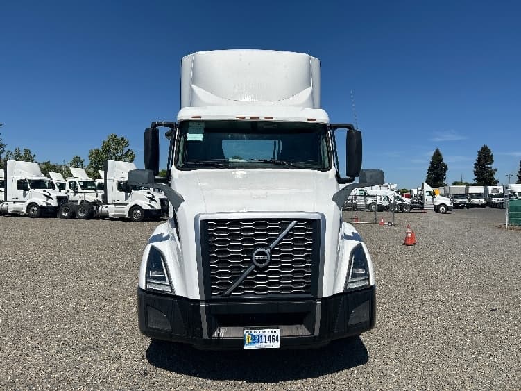 2019 Volvo VNL 300 in West Sacramento, CA — photo 2