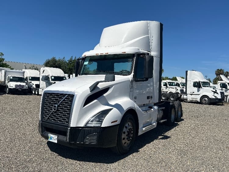 2019 Volvo VNL 300 in West Sacramento, CA — photo 3