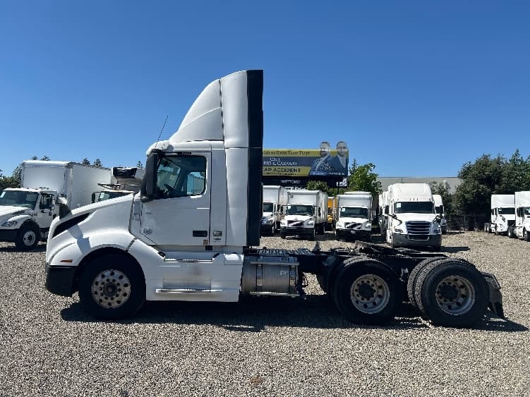 2019 Volvo VNL 300 in West Sacramento, CA — photo 4
