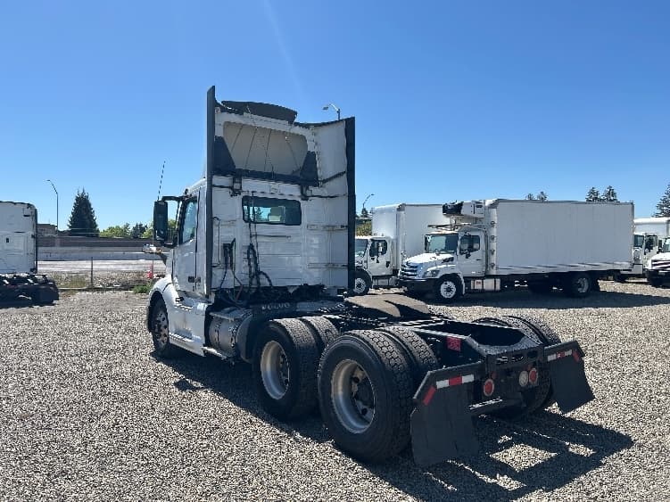 2019 Volvo VNL 300 in West Sacramento, CA — photo 5