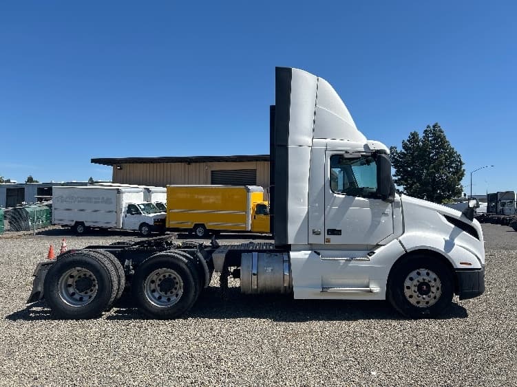2019 Volvo VNL 300 in West Sacramento, CA — photo 8