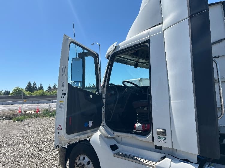 2019 Volvo VNL 300 in West Sacramento, CA — photo 9