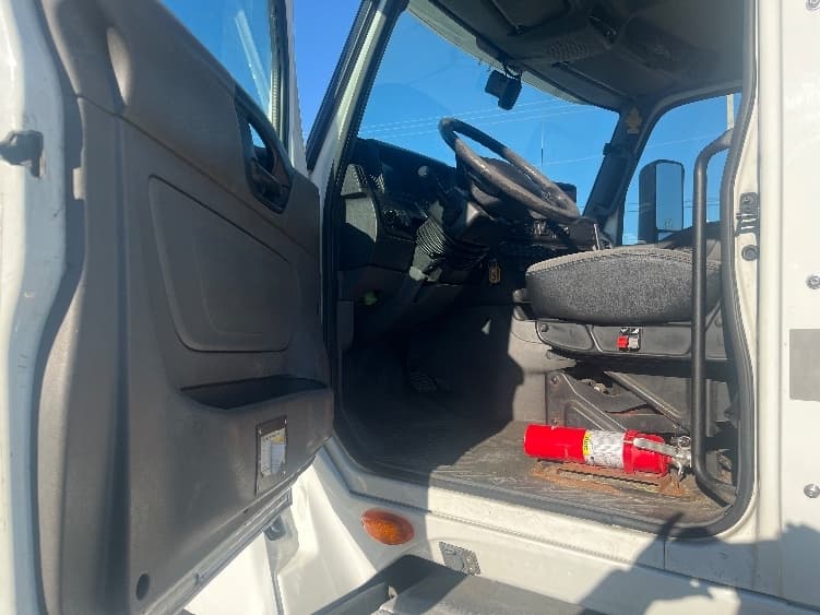 2019 International LT in Warren, MI — photo 9