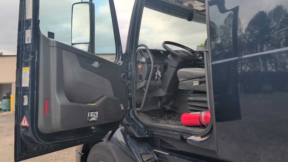 2020 Volvo VNL 760 in Spartanburg, SC — photo 9