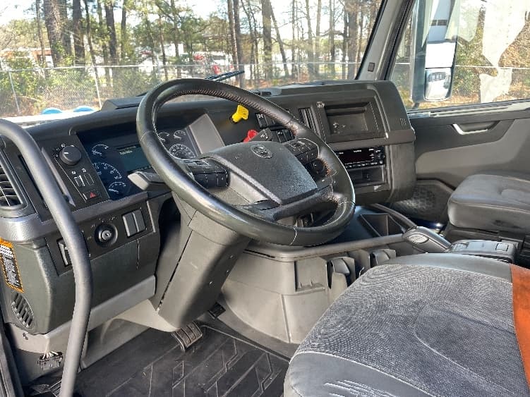 2020 Volvo VNL 760 in Spartanburg, SC — photo 10