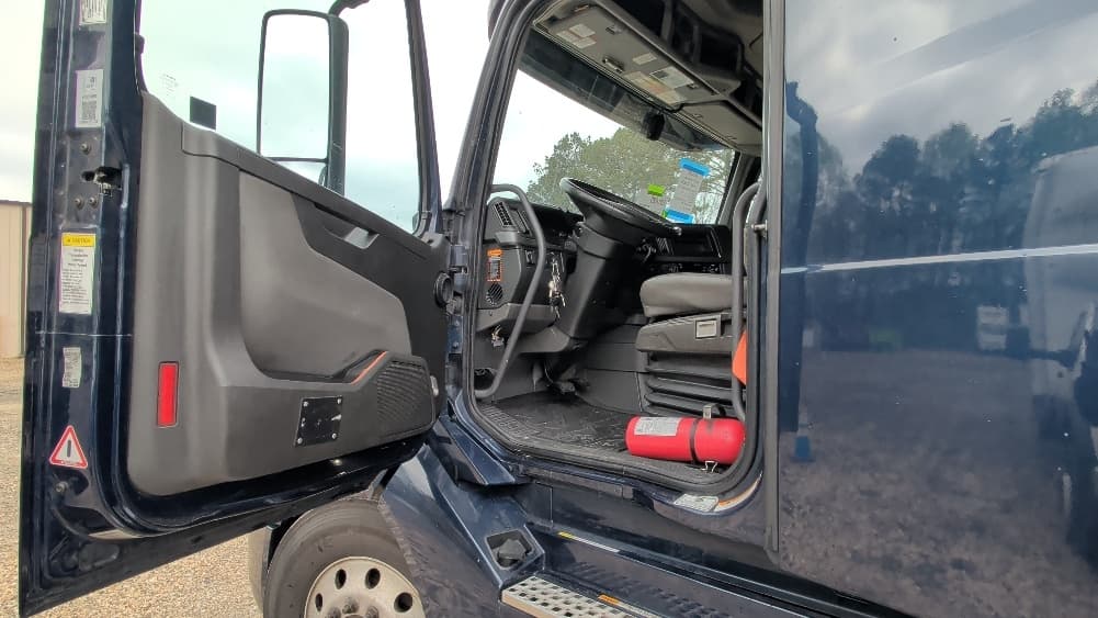 2020 Volvo VNL 760 in Spartanburg, SC — photo 9