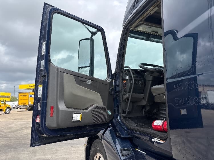 2020 Volvo VNL 760 in Arlington, TX — photo 9