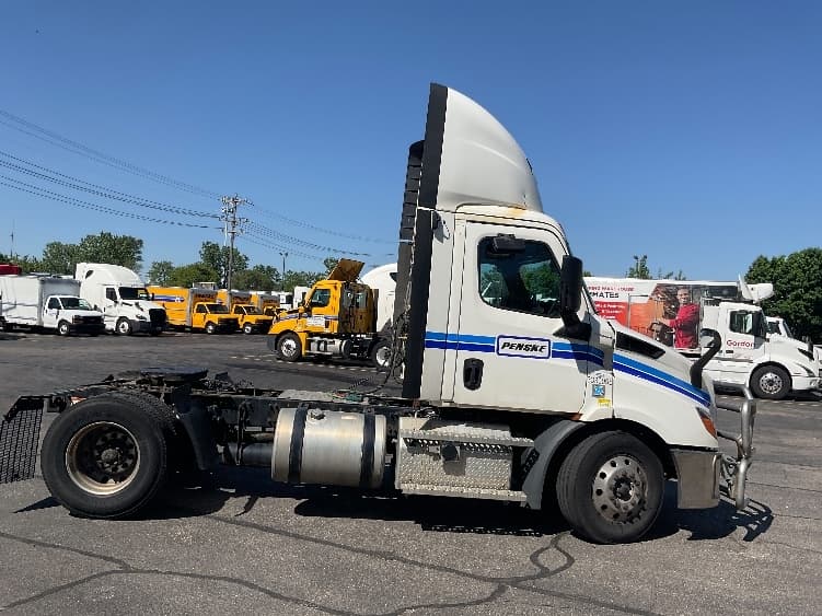 2020 Freightliner Cascadia in Plymouth, MI — photo 8
